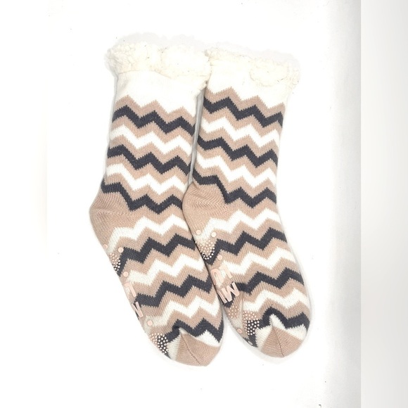 NWOT Muk Luks Dusty Rose Grip Socks Chenille Cabin Socks Chevron Gray White - Picture 2 of 3